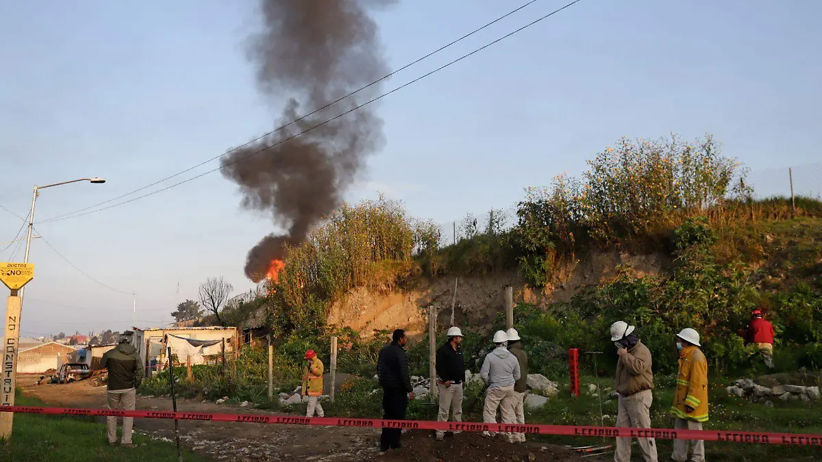 Suman dos muertos por explosión de toma clandestina en Puebla